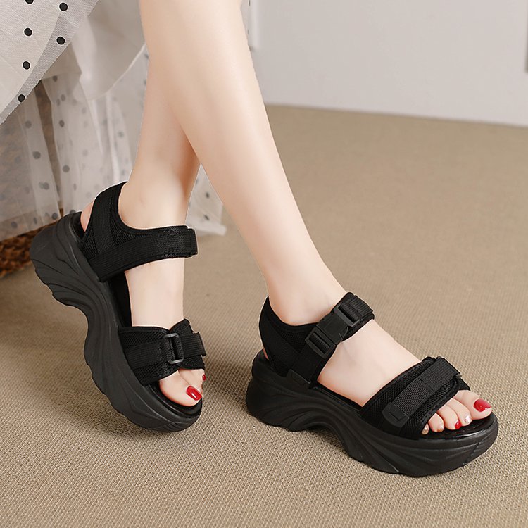 Sandalias deportivas de suela gruesa para mujeres 2026 verano nuevo velcro dedos abiertos de moda muffins zapatos anti-deslizantes
