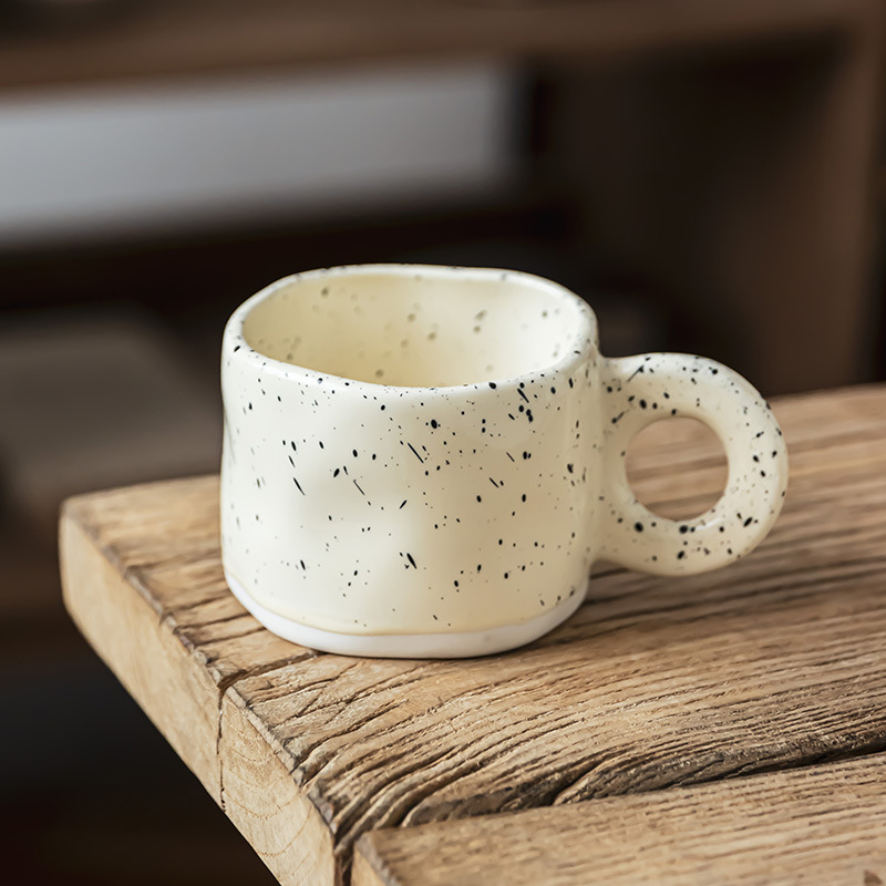 Taza de cerámica de tinta, taza de café de mano, taza de agua encantadora doméstica, taza de alto valor, taza de menú de oficina al por mayor