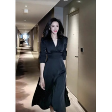 气质干练职场高端轻奢大牌缎面高级感连衣裙轻熟风V领早春季长裙