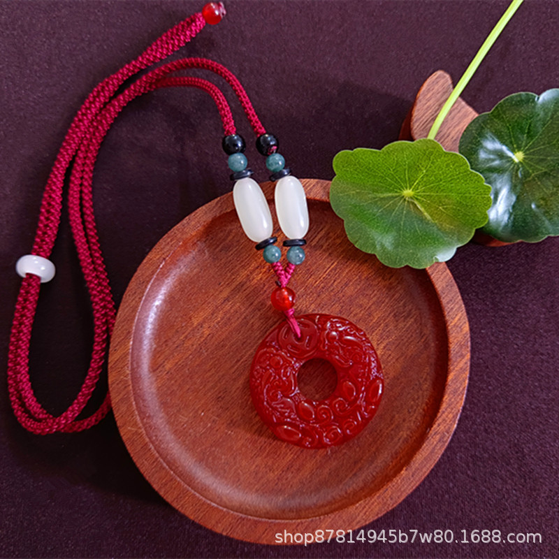 홍옥수 더블 Pixiu 안전 버클 펜던트(에메랄드 구슬과 적갈색 끈 포함)