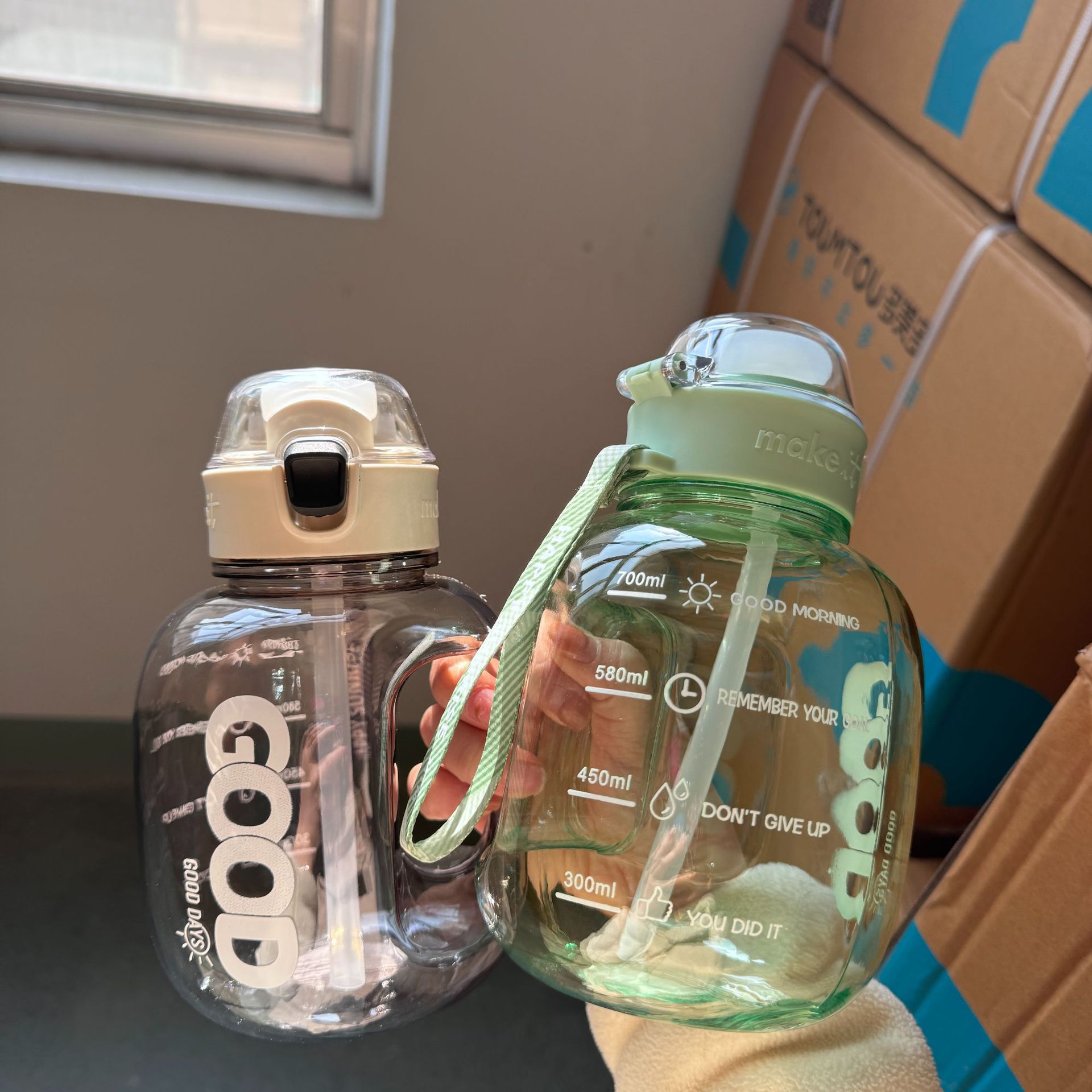 Botellas de agua personalizadas de gran capacidad para estudiantes masculinos y femeninos, botellas de agua para fitness al aire libre, vasos de agua de plástico resistentes a altas temperaturas, fabricante de vasos elegantes de gran capacidad.