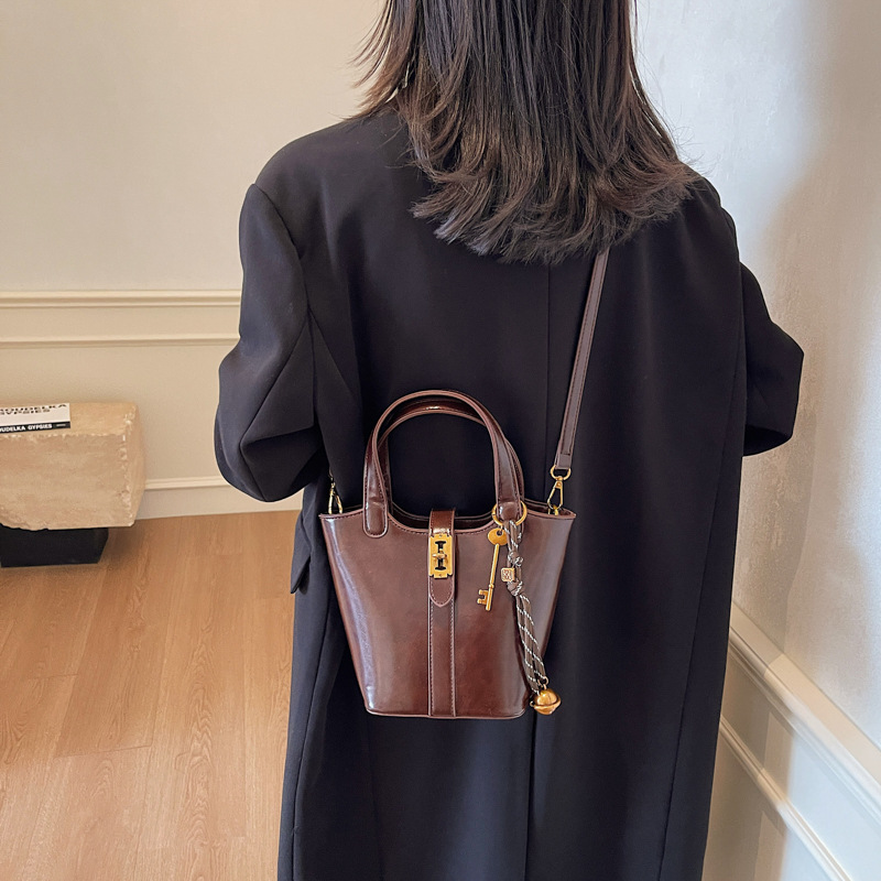 Moda retro bolso de cubo de mano para mujeres 2024 nuevo estilo coreano bolso de hombro casual de alta calidad humedad versátil bolso de mochila