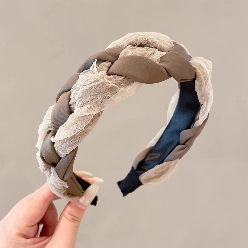 El mismo tipo de correa de ciervo blanco aumenta la altura de la correa de cabello plegada de la parte superior del cráneo. Las tarjetas de cabello de primavera muestran cara pequeña en 2025.