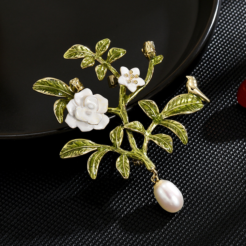 Elegant retro green sophisticated brooch