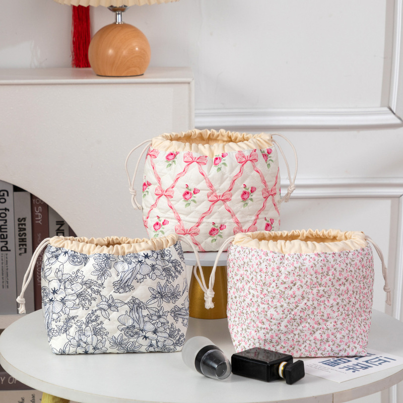 Travel Portable Toiletry Storage Bag for Women, Large Capacity Drawstring Pouch, Quilted High-End Shell Makeup Bag Factory