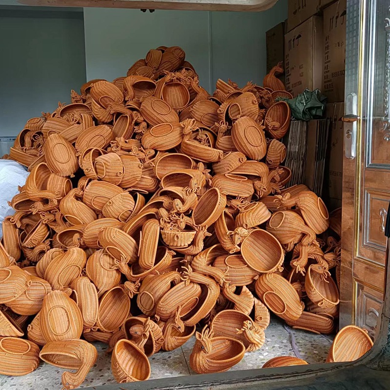 Source manufacturer imitation rattan basket hotel creative snack basket animal deer handmade bamboo fruit basket rattan basket wholesale