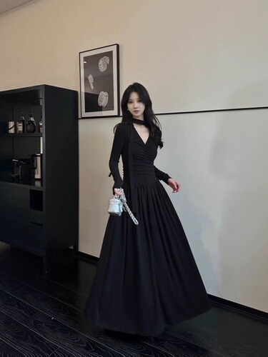 Lady's V-neck Lace Dress with Long Sleeve Knit, Autumn Pleated Fitted Long Dress with Design Sense, Waist Cinching A-line Skirt