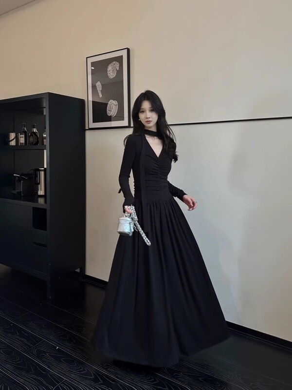 Spice Girls V-neck Strap Long-sleeved Knitted dress Women's Autumn Pleated Slim-fit Long Dress Design Sense Tight Waist A- line Dress