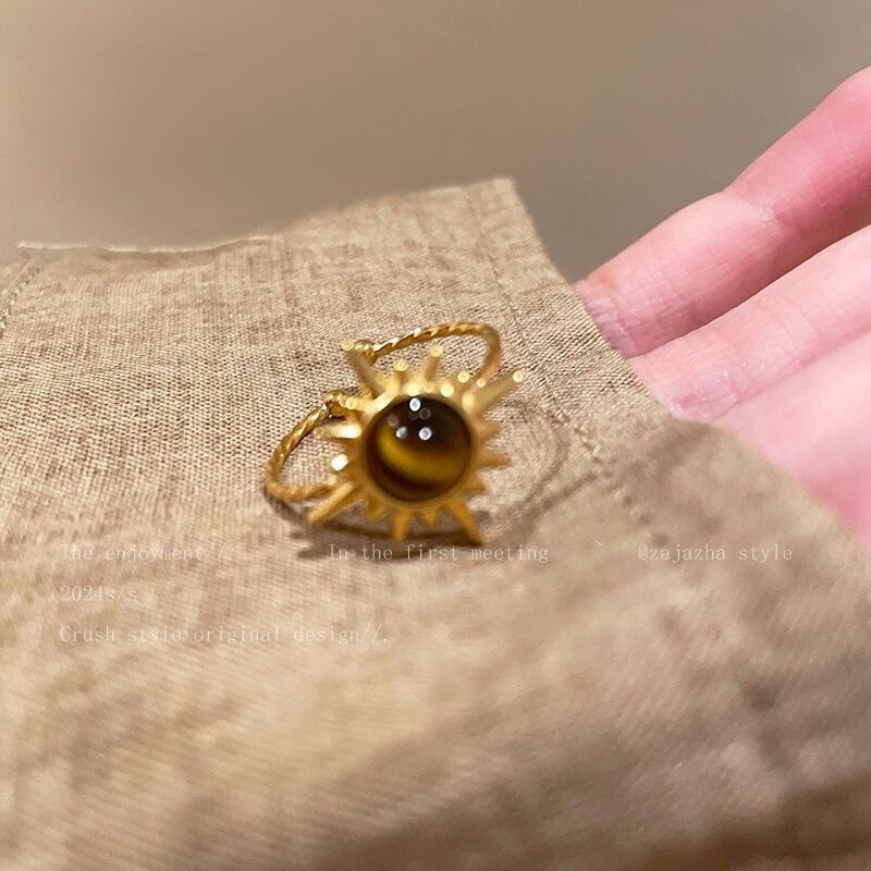 金色のレトロな虎の目の石の口の指輪の女性の西域の民族の風の独特な個性の食べ物の指戒の軽い豪華な大衆の指環|undefined
