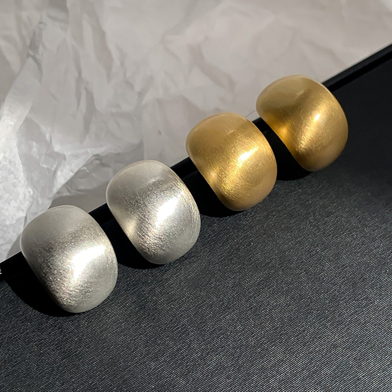 Pendientes de dibujo geométrico simple de estilo frío de aguja de plata Pendientes de diseño de moda de lujo ligero Pendientes de sentido de alta calidad para mujer