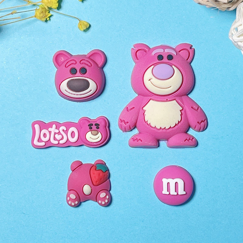 Oso de fresa de dibujos animados de PVC flexible pegamento accesorios de la joyería caja de almacenamiento de la cáscara del teléfono móvil caja de papelería agujero zapatos gran vientre taza parche