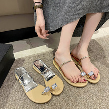2025春季新款人造PU坡跟凉拖鞋女水钻装饰休闲平底鞋橡胶防滑底