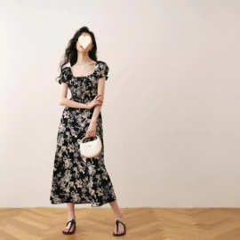 法式赫本风艺术感森系法式长裙惊艳雾霾黑色方领碎花连衣裙女夏季