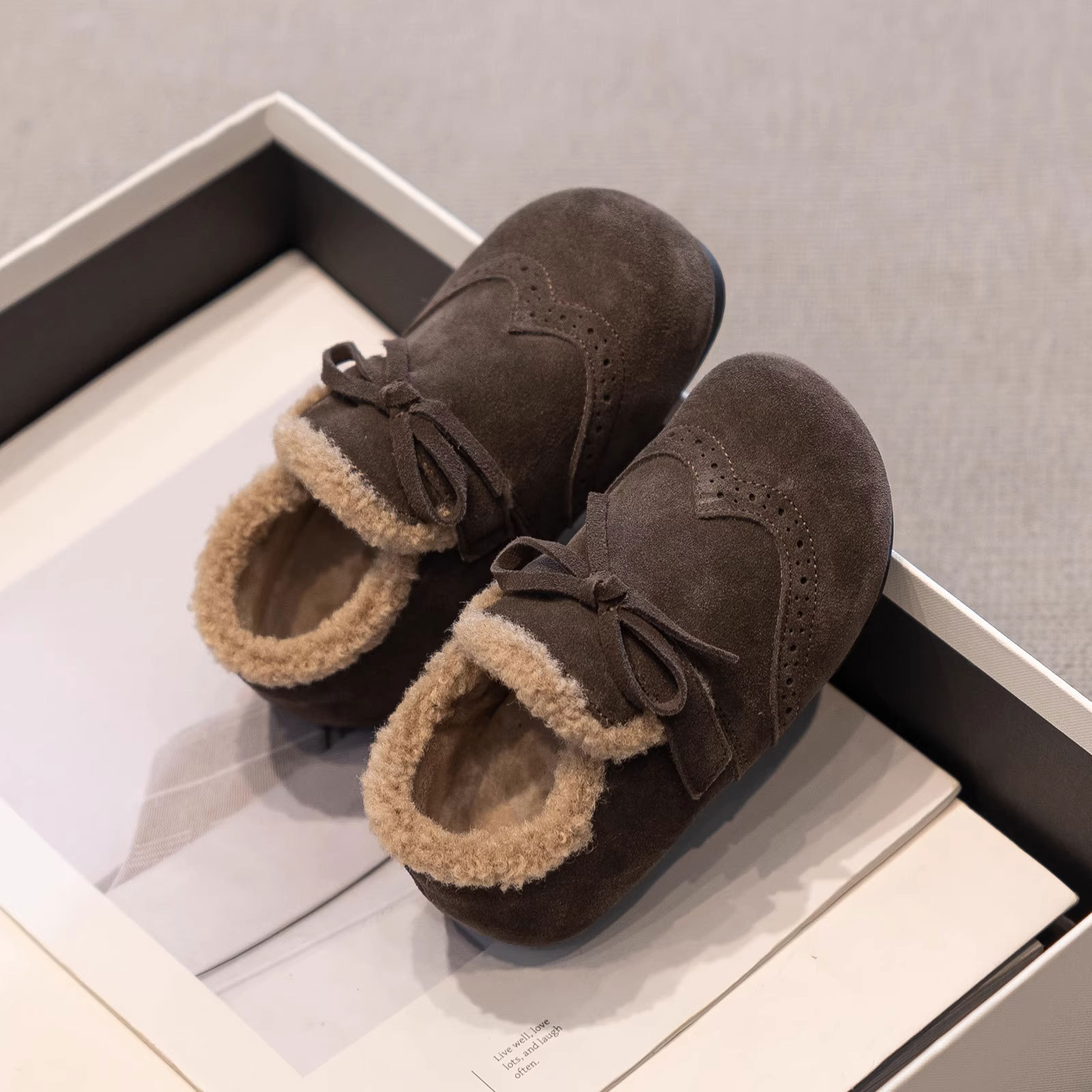 Zapatos de algodón de invierno para niñas 2025 nuevos zapatos de lana extranjera para niñas zapatos de invierno cálidos con suela suave