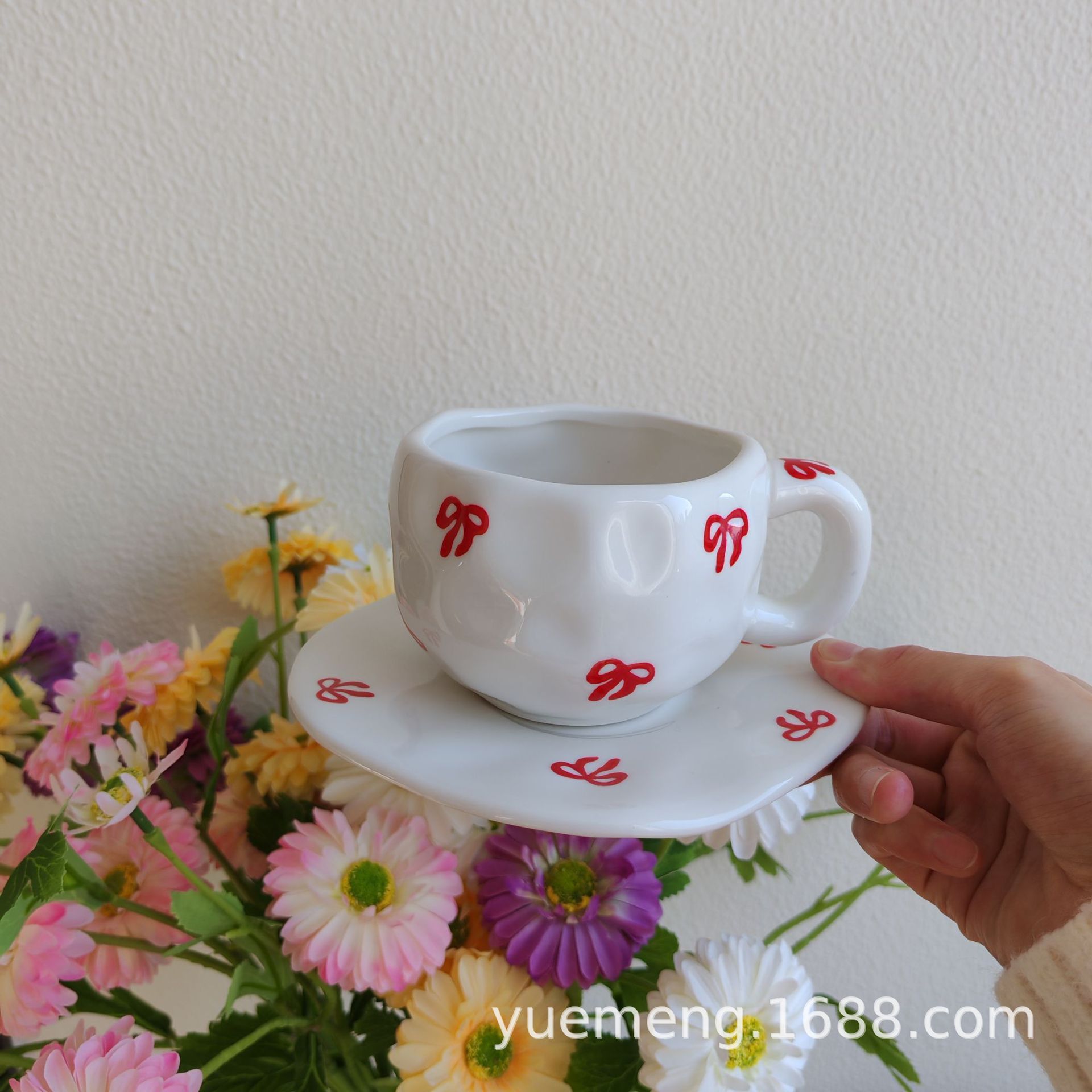 Taza de café de cerámica navideña irregular, linda taza con diseño de flores y corazones pintados a mano, juego de taza y platillo para té de la tarde