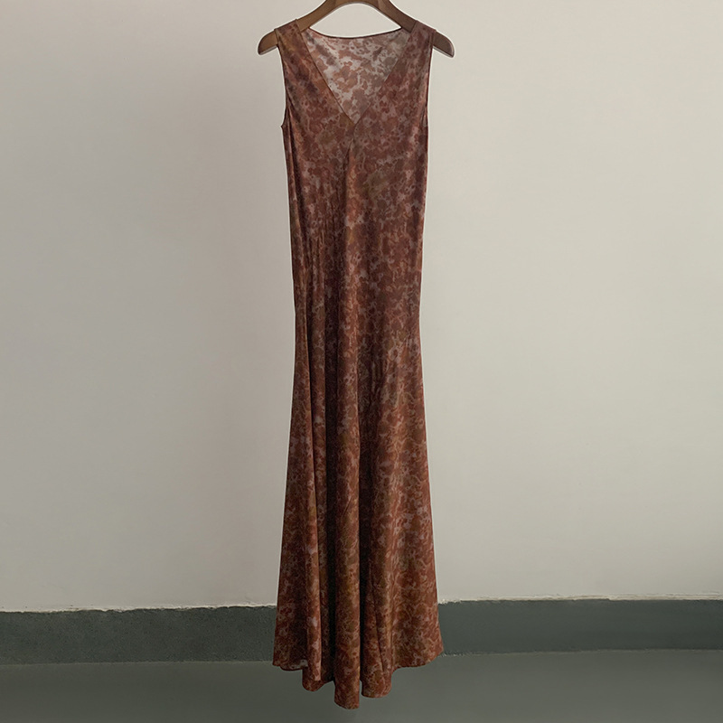 Spanish Niche Style V-Neck Sleeveless Slim-Fit Flowing Red Rock Print Long Dress, Simple and Elegant Gown, New Summer Style