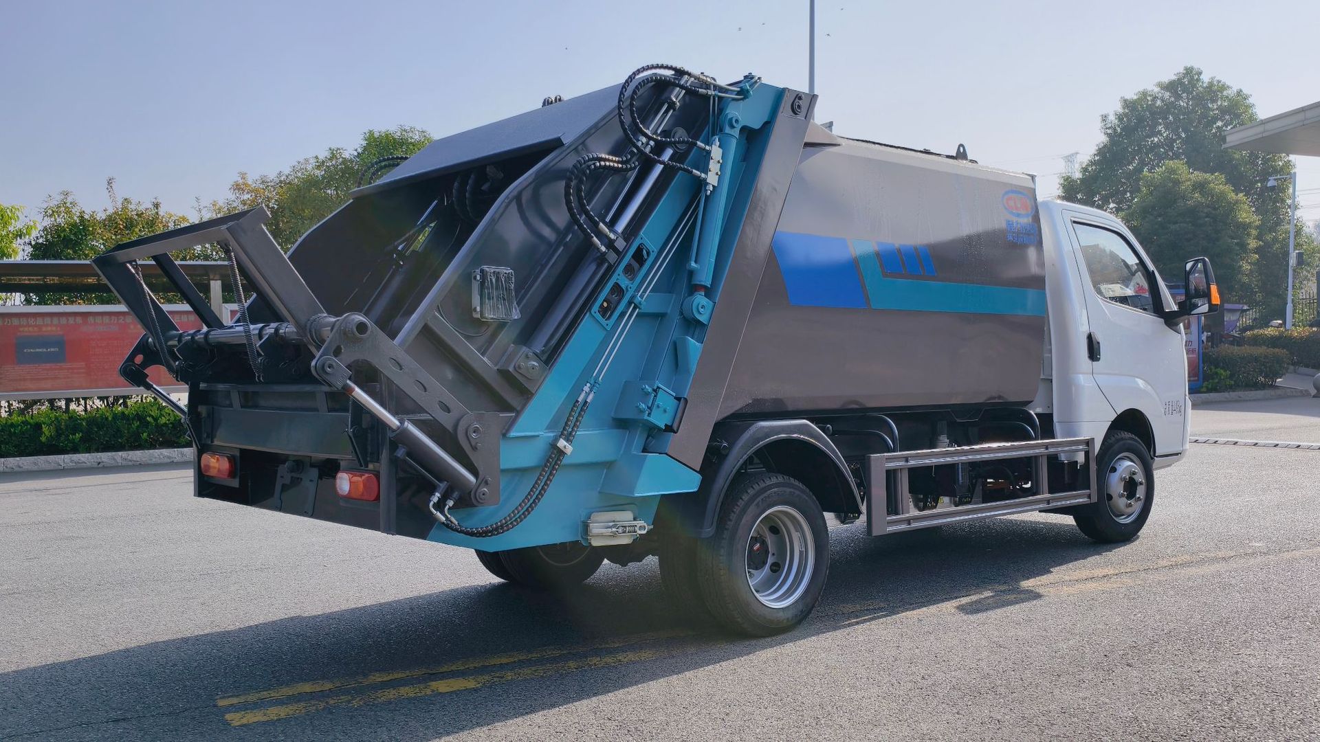 New energy 3-cubic-meter small compactor garbage truck with sealing system, retractable Aochi electric 6-cubic-meter garbage truck
