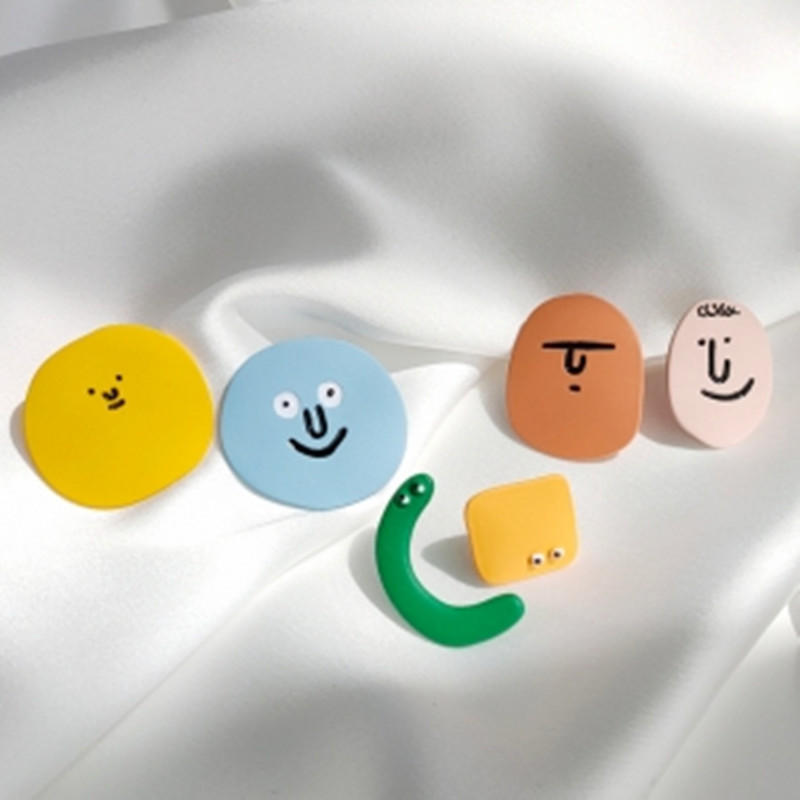 Pendientes sonrientes de celebridades de Internet coreanas Pendientes de todo fósforo de temperamento asimétrico dulce y simple Pendientes mujer