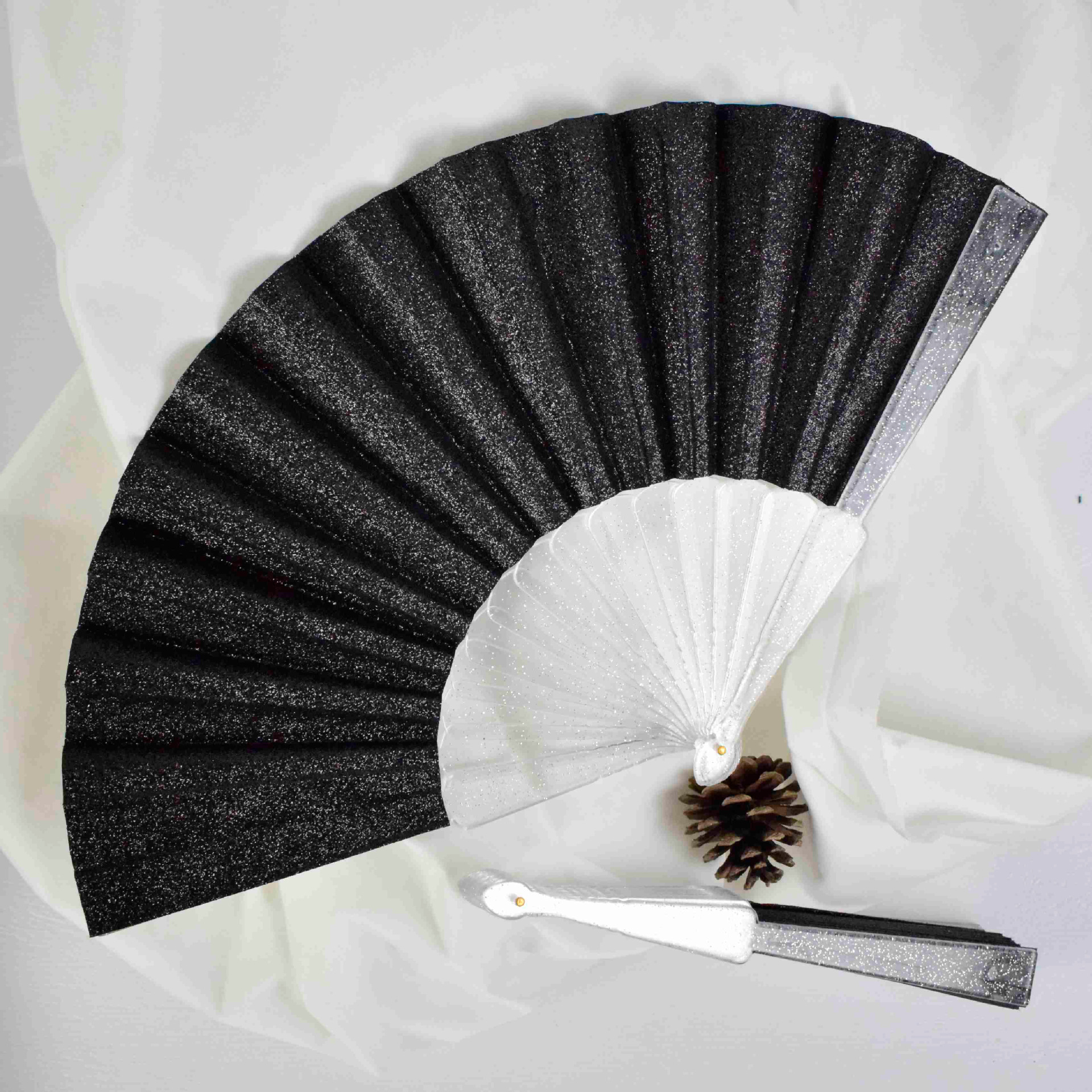 Fábrica de nuevos productos de polvo brillante superficie de tela brillante ventilador de fractura de plástico ventilador de espectáculo de danza sofisticado ventilador de regalo de artesanía