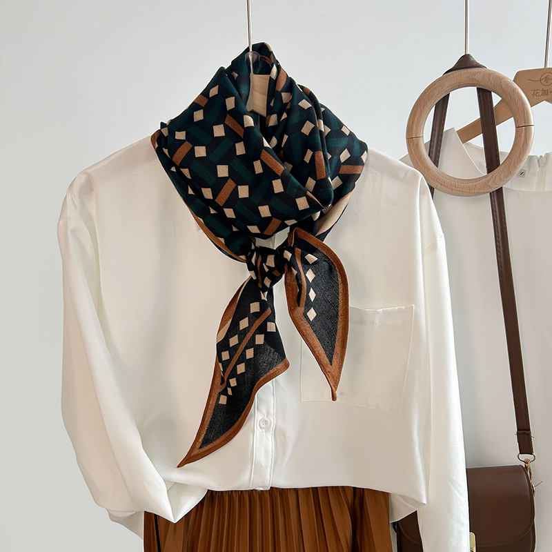 Alta sensación de tendencia simple impresión geométrica seda simulación toallas paralelas de una sola capa nicho mujer toallas de seda de lana retro