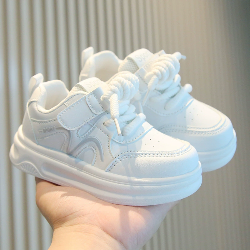 Маленькая белая обувь для детей 2025 весна и осень новая спортивная обувь для мальчиков легкая обувь для девочек повседневная обувь на мягкой подошве детская обувь