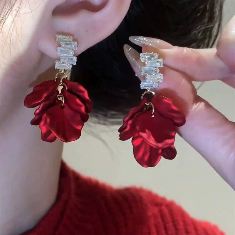 Серебряная игла, демисезонные маленькие дизайнерские праздничные серьги, 2025 год, тренд сезона