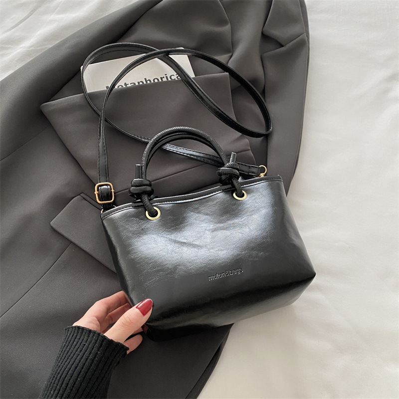 Este año, bolsos populares populares de invierno para mujeres, versátiles, 2024 nueva moda, bolsos portátiles, bolsos de cubo