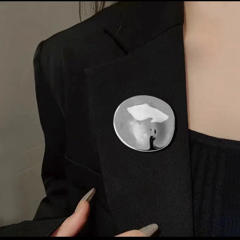 Simple streamlined non-specification round brooch French retro geometric high-level suit jacket sweater corsage