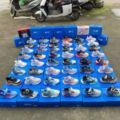 2025夏の新型子供運動靴の通気滑り止めの中で子供のランニングシューズの電気商が爆発した在庫の尾荷靴