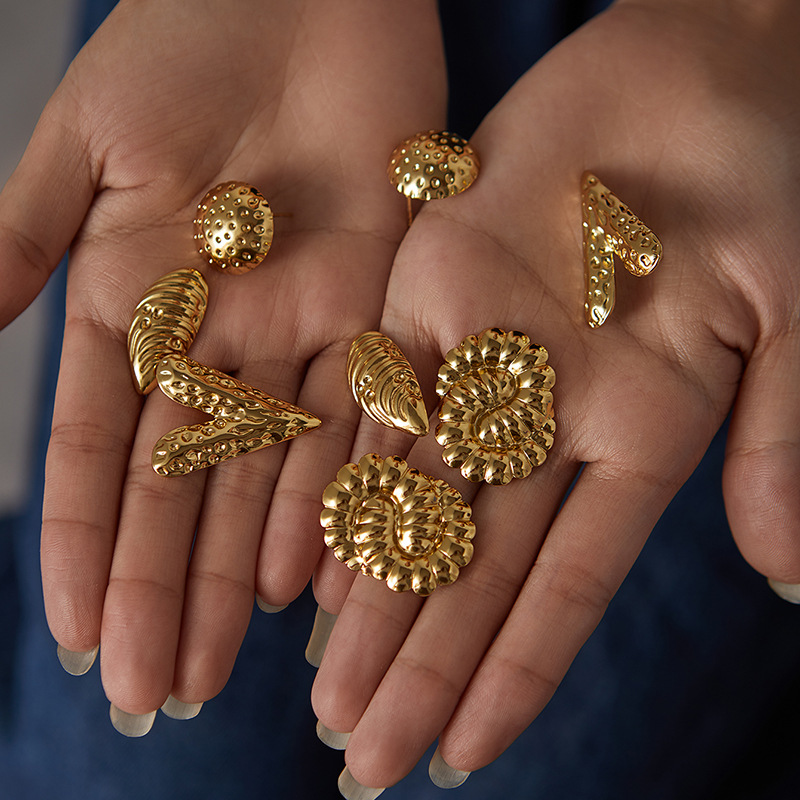 6g Weight 0.03µm Gold Plating Thickness Electroplated Gold Plating Process 201 Stainless Steel Ear Needle Material Golden Plated Plating Material Ear Studs Classification 1 Pair Quantity Daily Occasion 201 Stainless Steel Material Letter, Leaves, Heart Shape Pattern Women's Gender Elegant Style Plating Craft Titanium Steel Letter Leaves Heart Shape Elegant Ear Studs For Women's 无