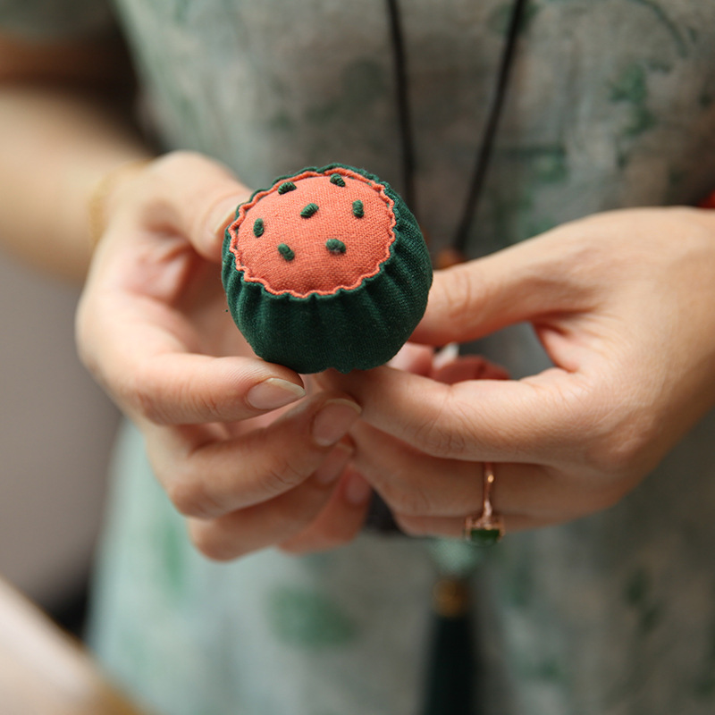 Bordado DIY hecho a mano patchwork bolsita colgante Lu bordado loto decoración del coche Regalo De vacaciones collar bolsita colgante