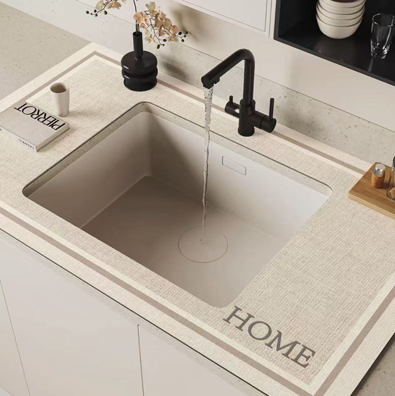 떨어지는 나뭇잎이 노랗게 휘날린다