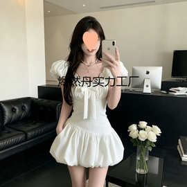 法式初恋少女感白色泡泡袖连衣裙女修身设计感蝴蝶结花苞短裙海边