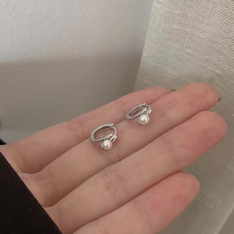 Universal small earrings from pearl