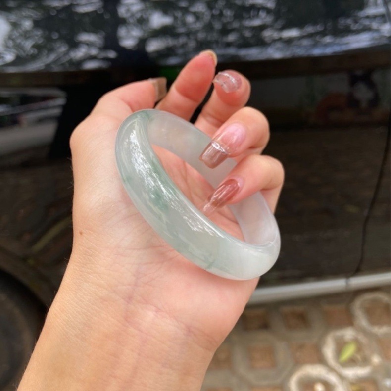 Vòng tay ngọc bích Miến Điện băng 5A hoa nổi xanh nhạt – đường kính trong 50–65 mm chi tiết 1