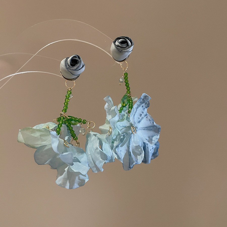 Pendientes de borla de flores de tela de aguja de plata Pendientes de estilo de vacaciones junto al mar