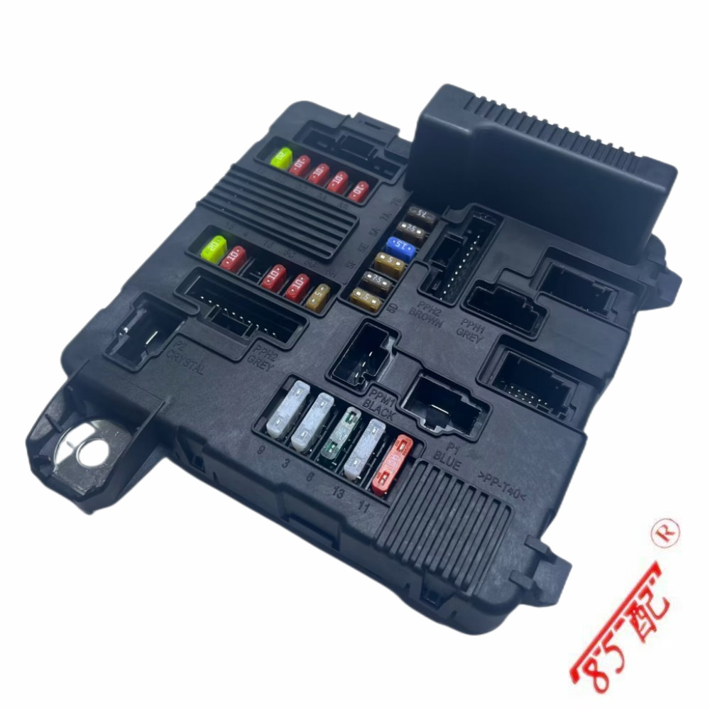 Engine Fuse Box 8200306032 8200306033 Suitable for Automatic Transmission Reno Merane Scenery