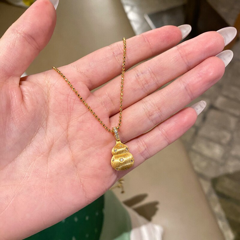 Vintage Gold Brushed Four-Leaf Clover Gourd Pendant Necklace for Women, Exquisite and High-End Neck Chain with Niche Design, Clavicle Chain