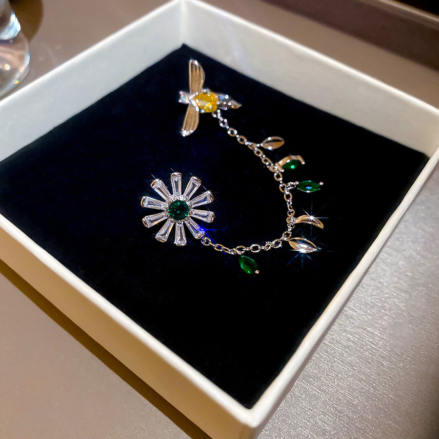 Aguja de plata, circón, flores redondas, pendientes de abeja, pendientes de una pieza, pendientes de diseño de nicho de lujo ligero de moda, mujeres