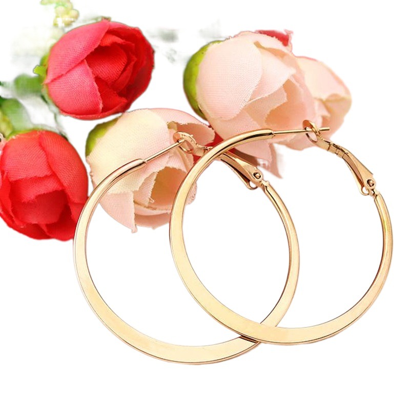 2023 personalidad europea y americana plana redonda exagerada grandes pendientes simple moda grandes pendientes en forma de C oreja hebilla de titanio pendientes de acero