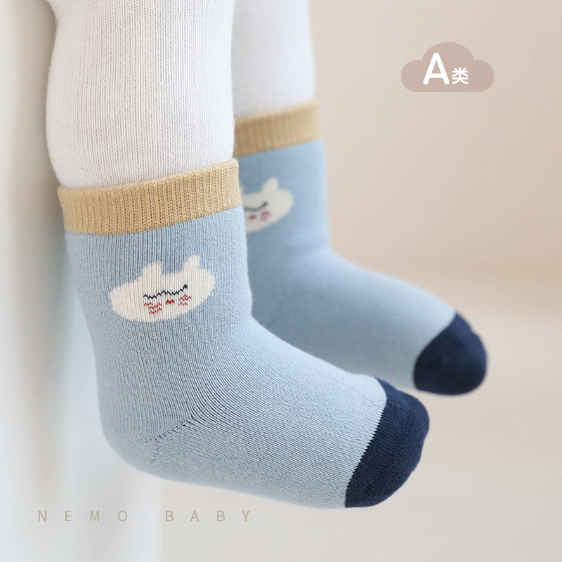 2023 Invierno Nuevos calcetines de bebé recién nacido engrosada Terry deshuesado calcetines de bebé lindo de dibujos animados calcetines de media pantorrilla