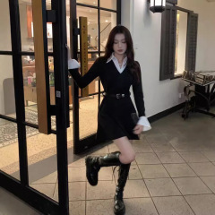 春秋の新型ギャルの黒い長袖の偽の2つのワンピースの女性は腰を収めてやせているデザイン感の中の長いスカートを現します。