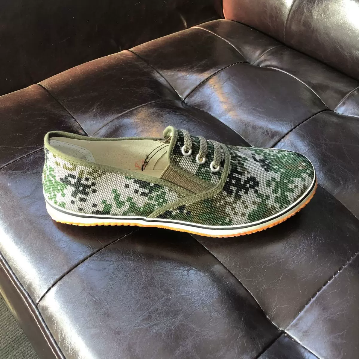 厂家批发硫化休闲鞋出口中东非俄罗斯男女运动单鞋胶鞋可定山东帆