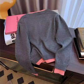 复古学院风假两件V领毛衣女秋冬新款小个子短款修身撞色针织开衫