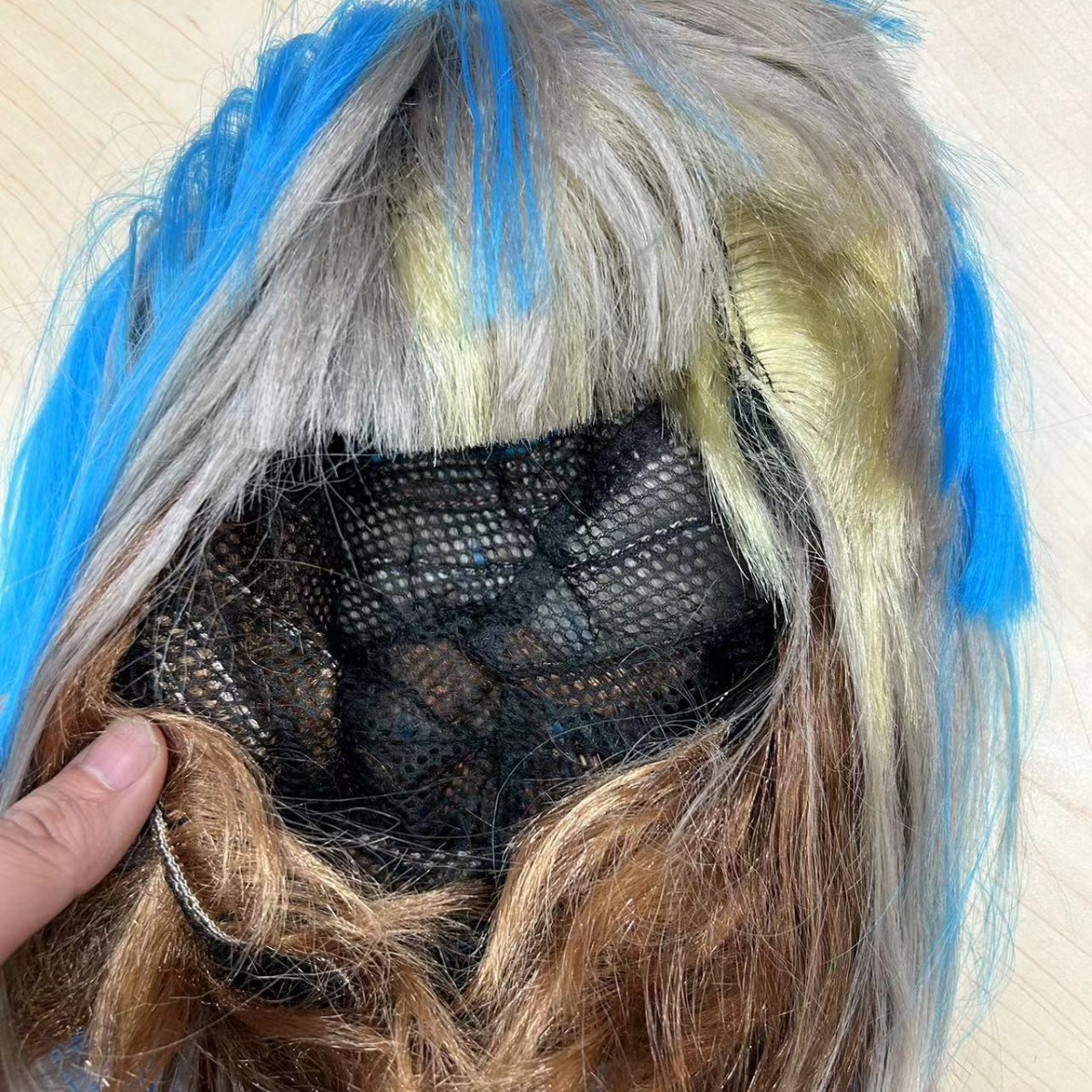 Manejo al por mayor despeje de estudiantes pelucas de pelo corto recto colorido al azar entrega de pelucas