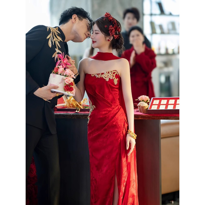 新しい中国風のチューブトップ乾杯ドレス 2025 新しいブライダル婚約チャイナドレスハイエンドホームカミング宴会ドレッシングガウンウェディングドレス|undefined