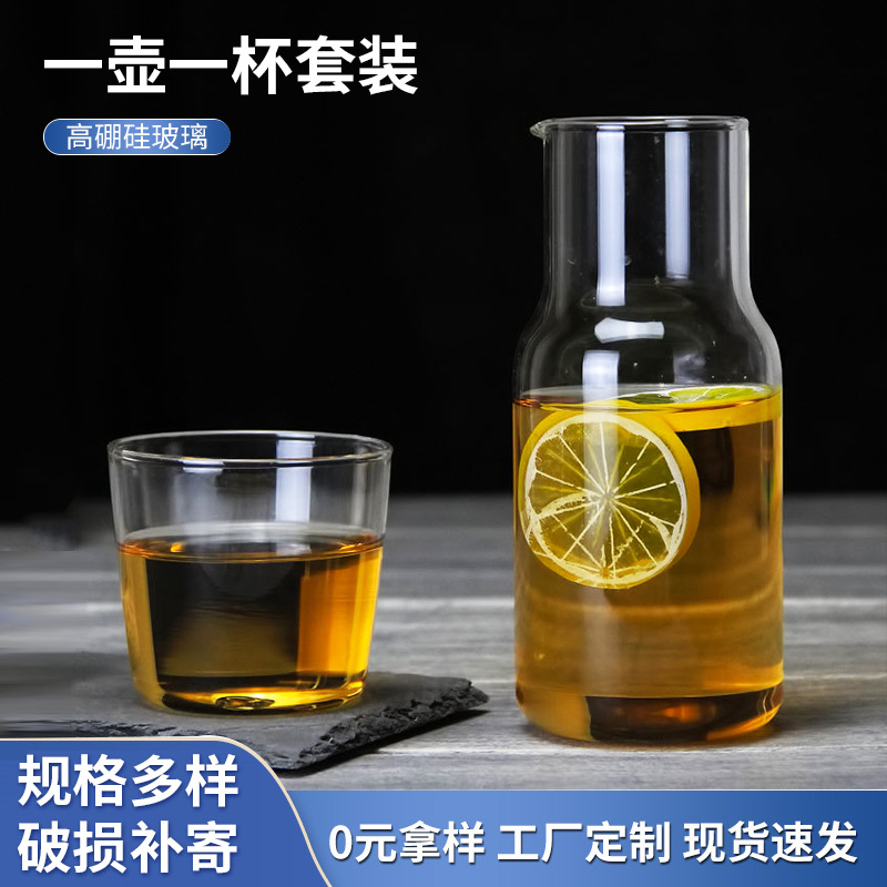 Una persona bebiendo tetera de vidrio una olla una pequeña capacidad traje de vidrio creativo botella de agua fría botella de vidrio transparente