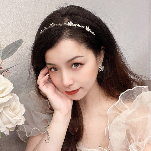 Autumn vibes are strong—fresh, floral, and bohemian-style rhinestone metal headband, effortlessly versatile hair clip, vintage-inspired, internet-famous design with delicate edges, perfect for outdoor wear.