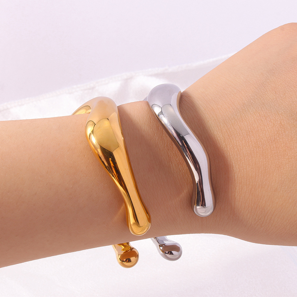 Personalidad exagerada, diseño de nicho, apertura curva, Japón y Corea del Sur, pulsera de fundición de onda irregular brillante de la industria pesada 18K