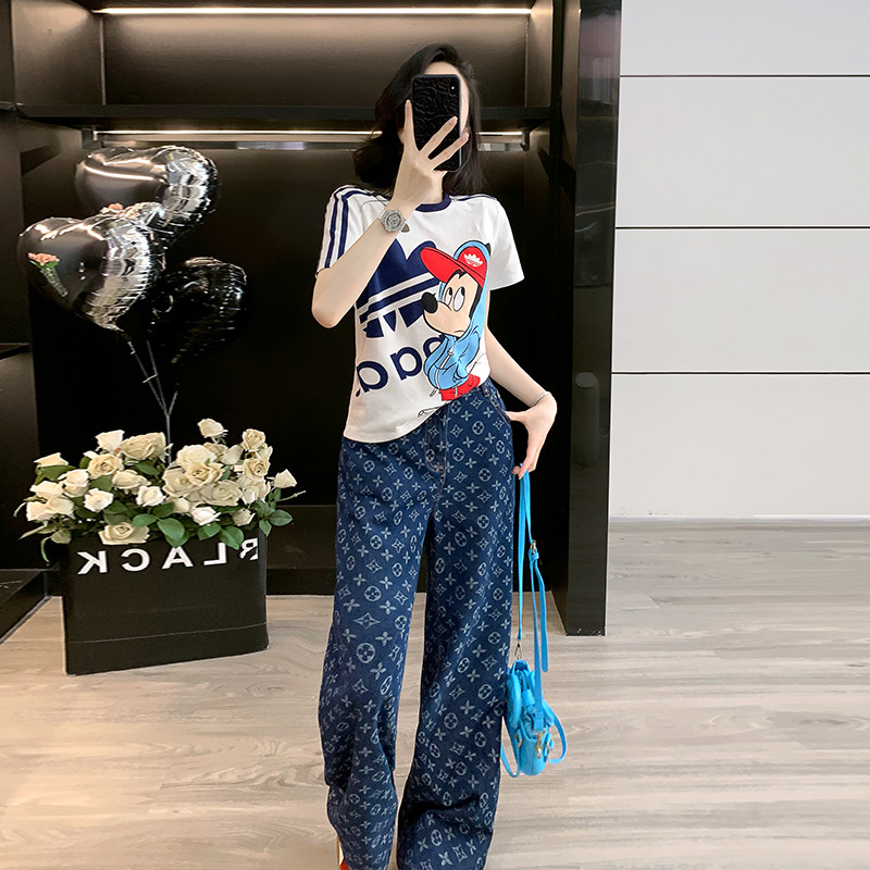 White top + dark blue pants (two-piece set)